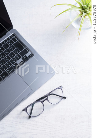ノートパソコンとメガネ 115578979