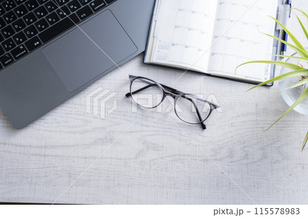 ノートパソコンとスケジュール帳とメガネ 115578983