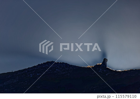 奥秩父・鷹見岩から見る朝の金峰山山頂 115579110