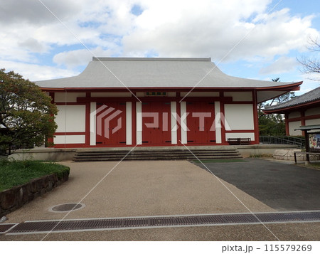 奈良県奈良市西ノ京町にある法相宗の大本山の寺院である薬師寺の文化財などを展示する聚寶館 奈良県奈良市西ノ京町にある法相宗の大本山の寺院である薬師寺の文化財などを展示する聚寶館 115579269