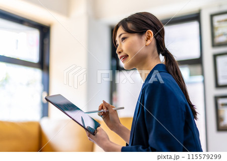 女性のポートレート 女性のポートレート 115579299