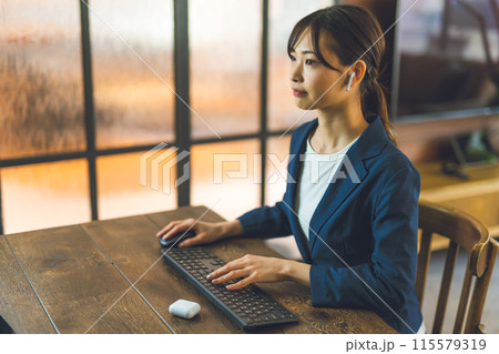 ザイタクワーカーの女性 115579319