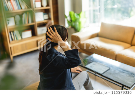 女性のポートレート 115579330