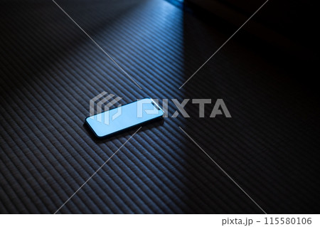 和室に置かれたスマホ 115580106