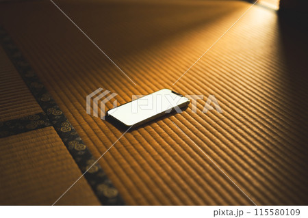和室に置かれたスマホ 115580109