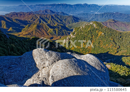 金峰山・大日岩から見る南アルプスの山並みの写真素材 [115580645] - PIXTA