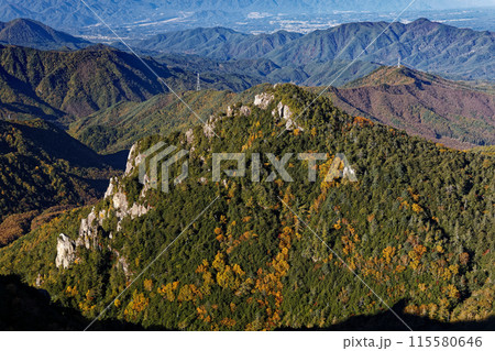 金峰山・大日岩から見る鷹見岩 金峰山・大日岩から見る鷹見岩 115580646