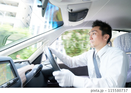 白手袋をして運転中の男性ドライバー 115580737