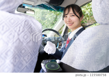 キャッシュレス決済を案内するタクシー運転手 115580738