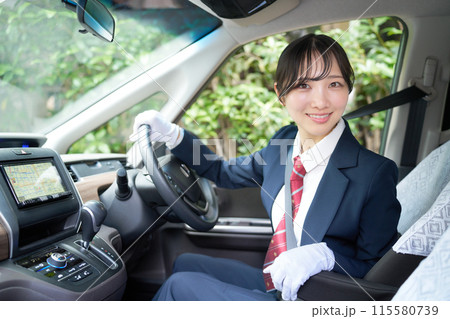 笑顔で視線を向ける女性ドライバー　タクシー乗務員　イメージ 115580739