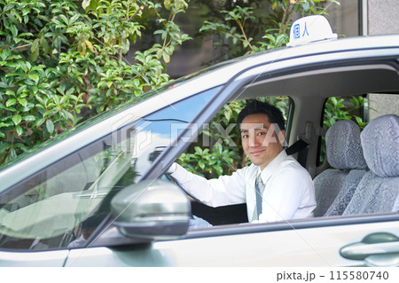 笑顔で視線を向ける個人タクシー運転手 笑顔で視線を向ける個人タクシー運転手 115580740