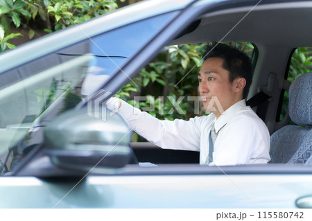 白手袋をして運転中の男性ドライバー　タクシー乗務員　イメージ 115580742