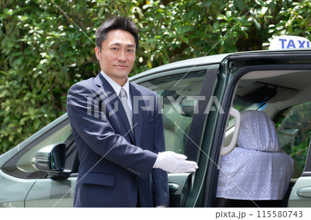 笑顔でお客をお迎えするタクシー乗務員 115580743