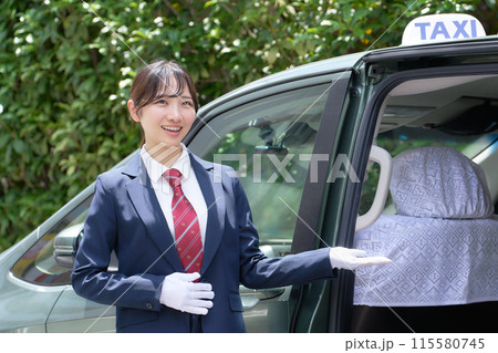 笑顔でお客をお迎えするタクシー乗務員の女性 115580745