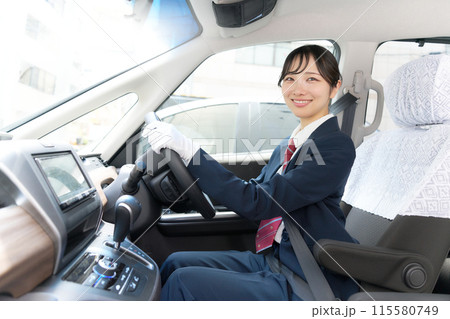 笑顔で視線を向ける女性ドライバー　タクシー乗務員　イメージ 115580749
