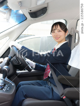 笑顔で視線を向ける女性ドライバー タクシー乗務員 イメージ 笑顔で視線を向ける女性ドライバー タクシー乗務員 イメージ 115580750