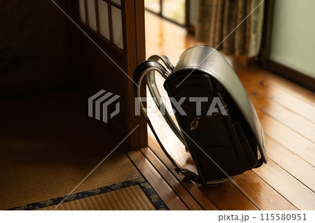 自宅に置かれたランドセル 115580951