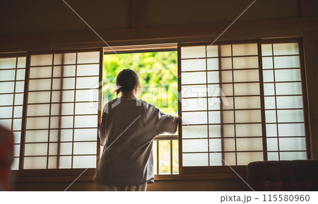 和室の女性 115580960