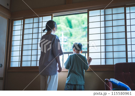 和室の女性 115580961