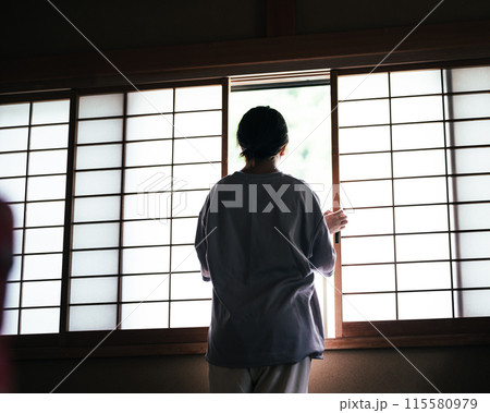 和室の女性 115580979