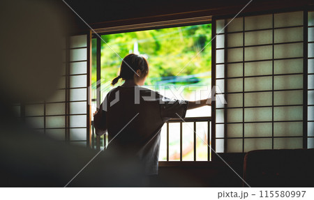 和室の女性 115580997