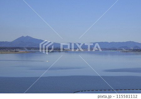 茨城県行方市の霞ケ浦湖畔に建つ、高さ60mの虹の塔の展望フロアから望む、霞ヶ浦越しの筑波山 115581112