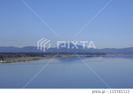 茨城県行方市の霞ケ浦湖畔に建つ、高さ60mの虹の塔の展望フロアから望む、霞ヶ浦越しの筑波山 115581113