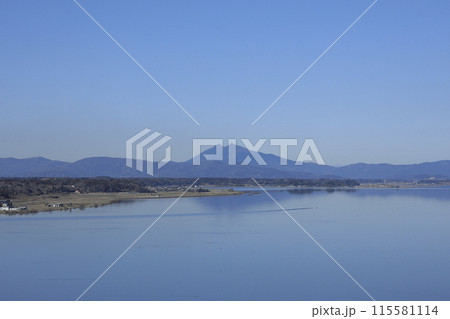 茨城県行方市の霞ケ浦湖畔に建つ、高さ60mの虹の塔の展望フロアから望む、霞ヶ浦越しの筑波山 115581114