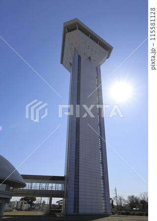 霞ヶ浦越しの筑波山を望むことができる、茨城県行方市の霞ケ浦湖畔に建つ、高さ60mの虹の塔 115581128