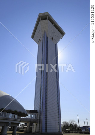 霞ヶ浦越しの筑波山を望むことができる、茨城県行方市の霞ケ浦湖畔に建つ、高さ60mの虹の塔 115581129