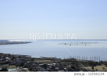 茨城県行方市の霞ケ浦湖畔に建つ、高さ60mの虹の塔の展望フロアから望む、南方向の霞ヶ浦 115581134