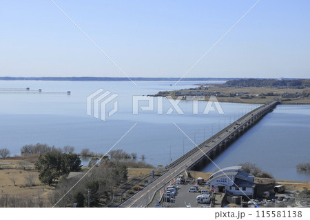 茨城県行方市の霞ケ浦湖畔に建つ、高さ60mの虹の塔の展望フロアから望む、霞ヶ浦に掛かる霞ヶ浦大橋 115581138