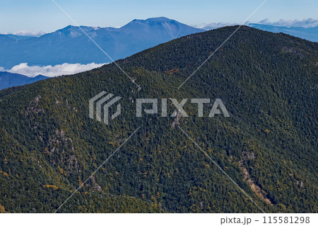 奥秩父・金峰山稜線から見る小川山と浅間山 115581298