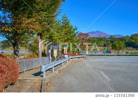 秋の山梨県北杜市の八ヶ岳PA(下り)の中央道八ヶ岳高速バス停付近から北側の八ヶ岳連峰を見る 秋の山梨県北杜市の八ヶ岳PA(下り)の中央道八ヶ岳高速バス停付近から北側の八ヶ岳連峰を見る 115581300