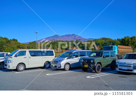 山梨県北杜市の八ヶ岳PA(下り)から駐車両越しに北側の八ヶ岳連峰を見る 115581303