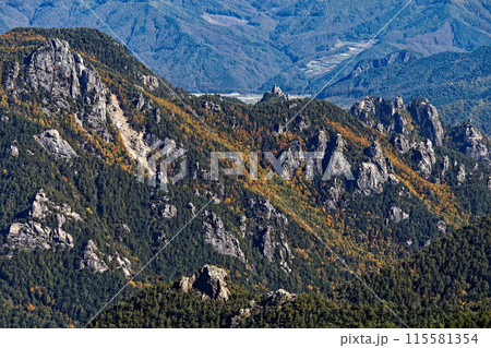 金峰山稜線から見る小川山・屋根岩 115581354