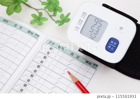 低血圧イメージ（血圧計と血圧手帳） 115581931