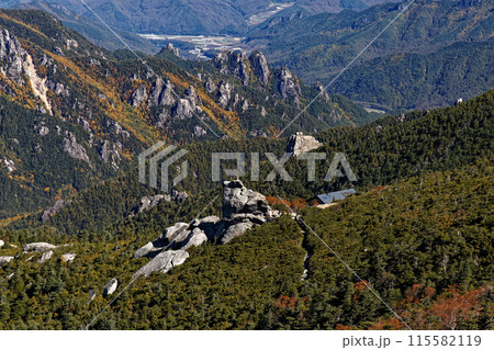 金峰山稜線から見る金峰山小屋と小川山・屋根岩 115582119