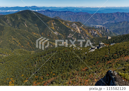 奥秩父・金峰山稜線から見る小川山と浅間山 奥秩父・金峰山稜線から見る小川山と浅間山 115582120