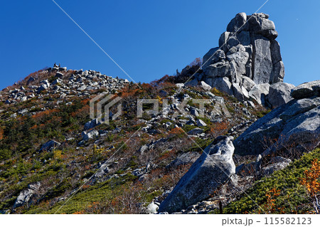 秋色の金峰山山頂と五丈岩 秋色の金峰山山頂と五丈岩 115582123