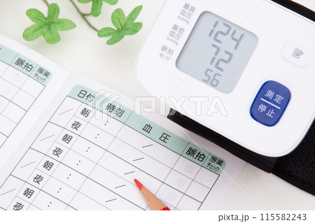 正常高値血圧（血圧計と血圧手帳） 115582243