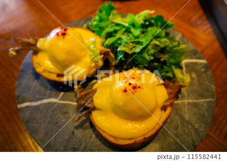 おしゃれなカフェレストランのテラスでハワイのエッグベネディクトの朝食・ランチ・ブランチ・軽食(東京都 おしゃれなカフェレストランのテラスでハワイのエッグベネディクトの朝食・ランチ・ブランチ・軽食(東京都 115582441