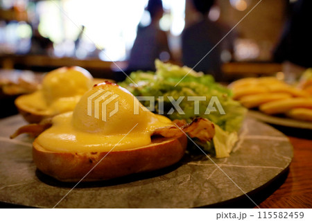 おしゃれなカフェレストランのテラスでハワイのエッグベネディクトの朝食・ランチ・ブランチ・軽食（東京都 115582459