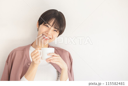 マグカップを持つ女性 マグカップを持つ女性 115582481