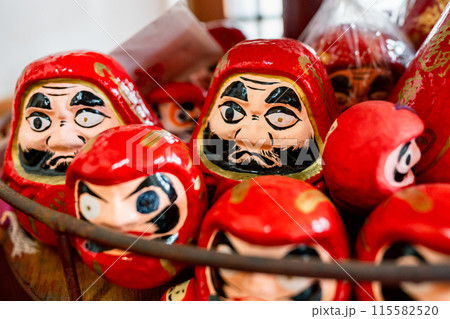 京都市上京区ににある通称「だるま寺」と呼ばれる法輪寺の達磨を撮影 115582520