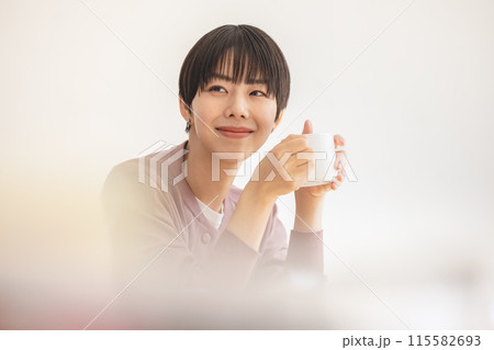カフェでリラックスする女性 115582693