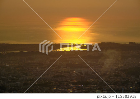 夕日にきらめく響灘にそそぐ遠賀川の河口 115582918
