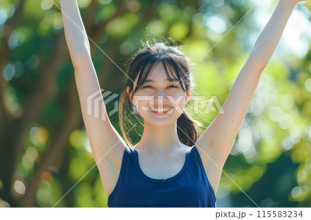 緑の中でスポーツする女性 115583234