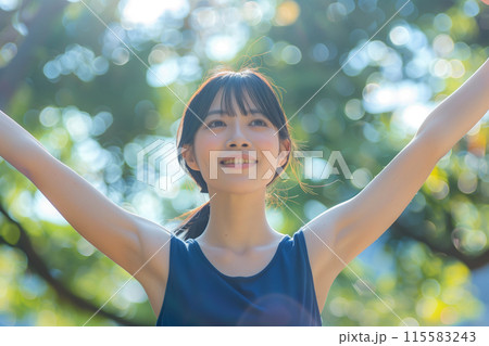 緑の中でスポーツする女性 緑の中でスポーツする女性 115583243