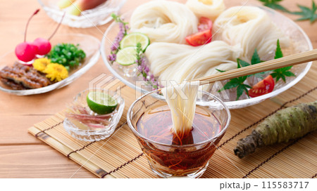 冷やしそうめんをタレにつけて食べる 115583717